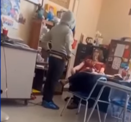Estudiante le dio fuertes cachetadas a su maestra en plena clase (VIDEO)