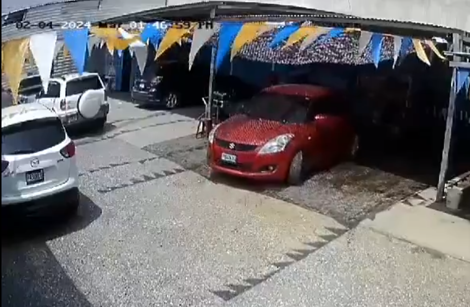 Trabajador provoca fuerte choque en un car wash (VIDEO)