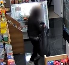 Un niño fue el cómplice de un robo en un supermercado (VIDEO) 