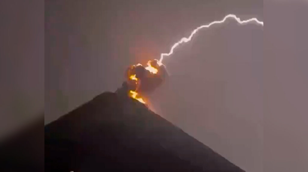 impresionantes-imagenes-rayo-impacto-erupcion-del-volcan-de-fuego